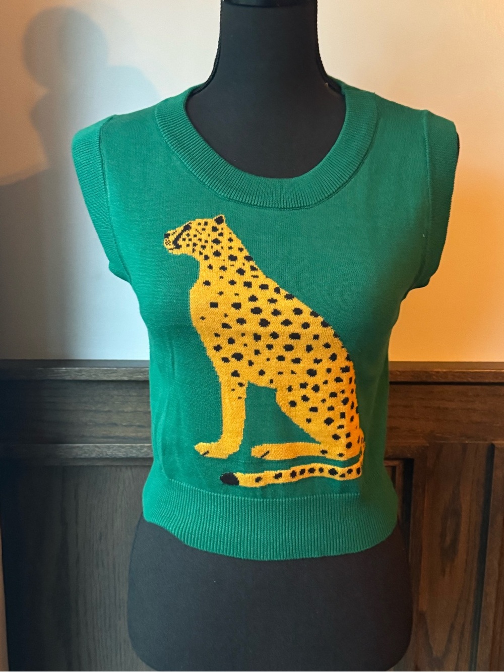 Green Sleeveless Sweater Tank Top with Yellow Leopard Graphic med nwt